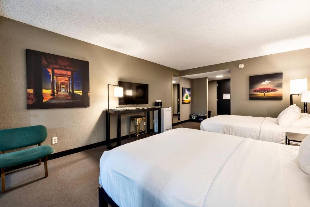 Quadruple Room with Two Queen Beds and Roll-In Shower - Disability Access/Non Smoking interior